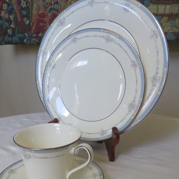 Royal Doulton fine china started set made in England - Picture 2 of 8